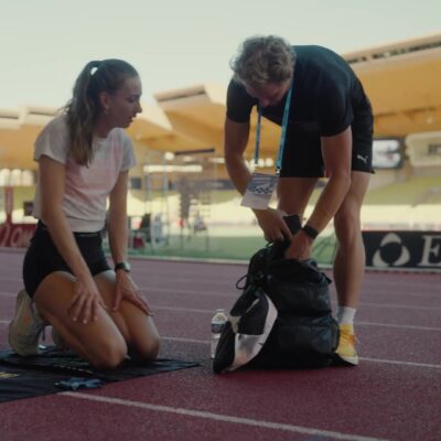 Femke Bol en Ben Broeders samen op de atletiekbaan in Monaco