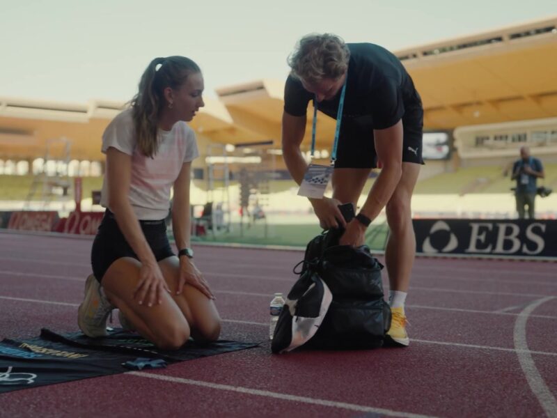 Femke Bol en Ben Broeders samen op de atletiekbaan in Monaco