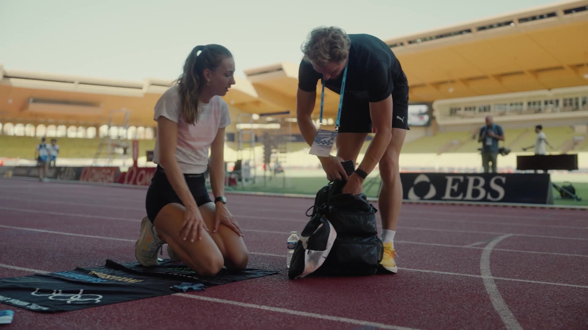 Femke Bol en Ben Broeders samen op de atletiekbaan in Monaco