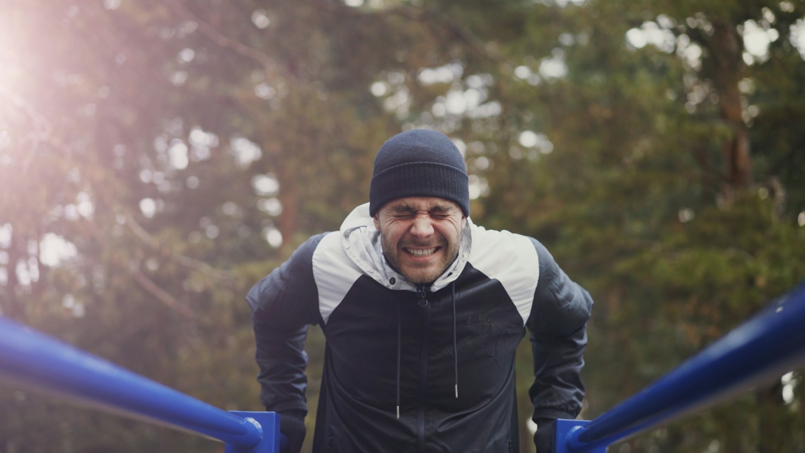 Man van middelbare leeftijd doet krachtoefeningen met een dumbbell in een sportschool