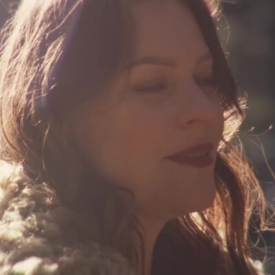 Floor Jansen in close-up in het zonlicht in de clip van My Paragon