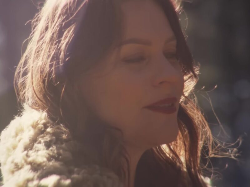 Floor Jansen in close-up in het zonlicht in de clip van My Paragon