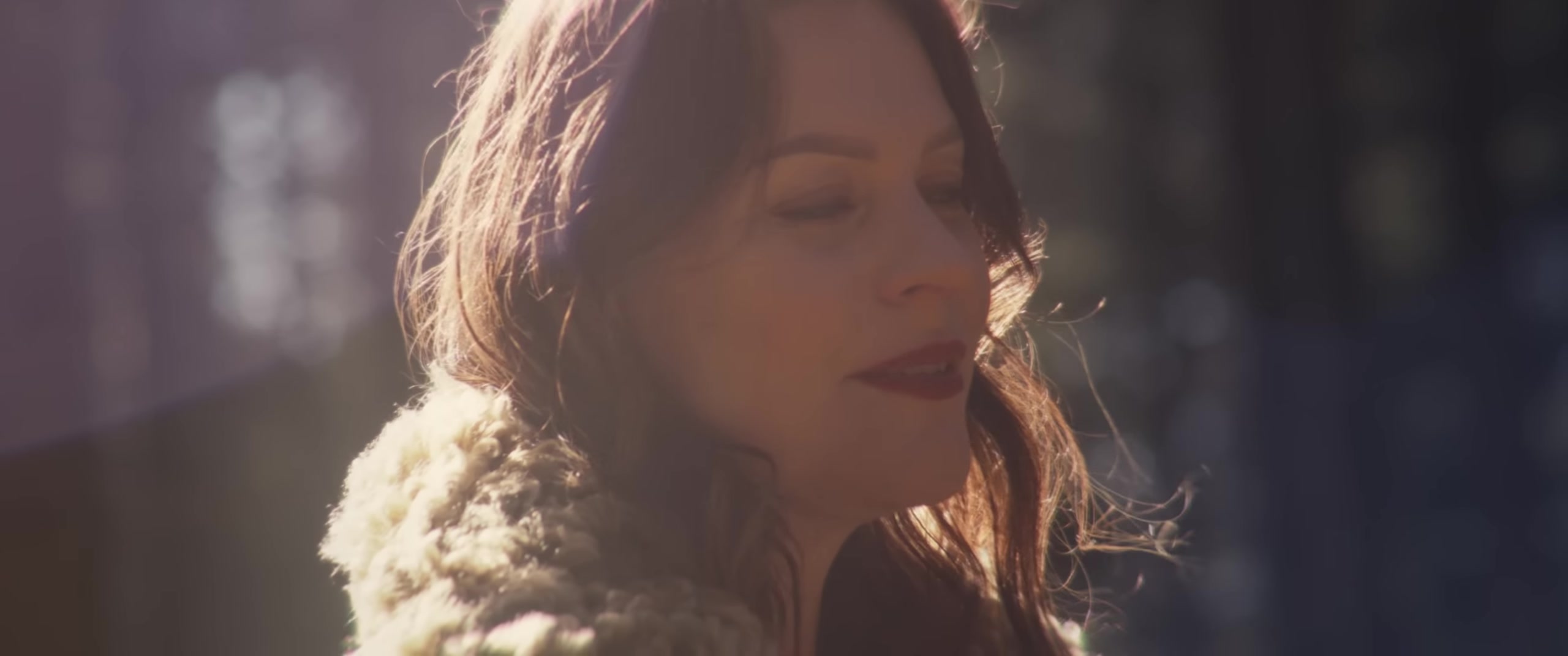 Floor Jansen in close-up in het zonlicht in de clip van My Paragon