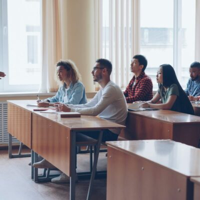 Volwassen studenten in een collegezaal van een hogeschool