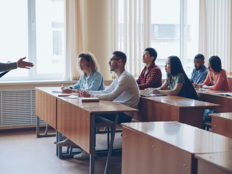 Volwassen studenten in een collegezaal van een hogeschool