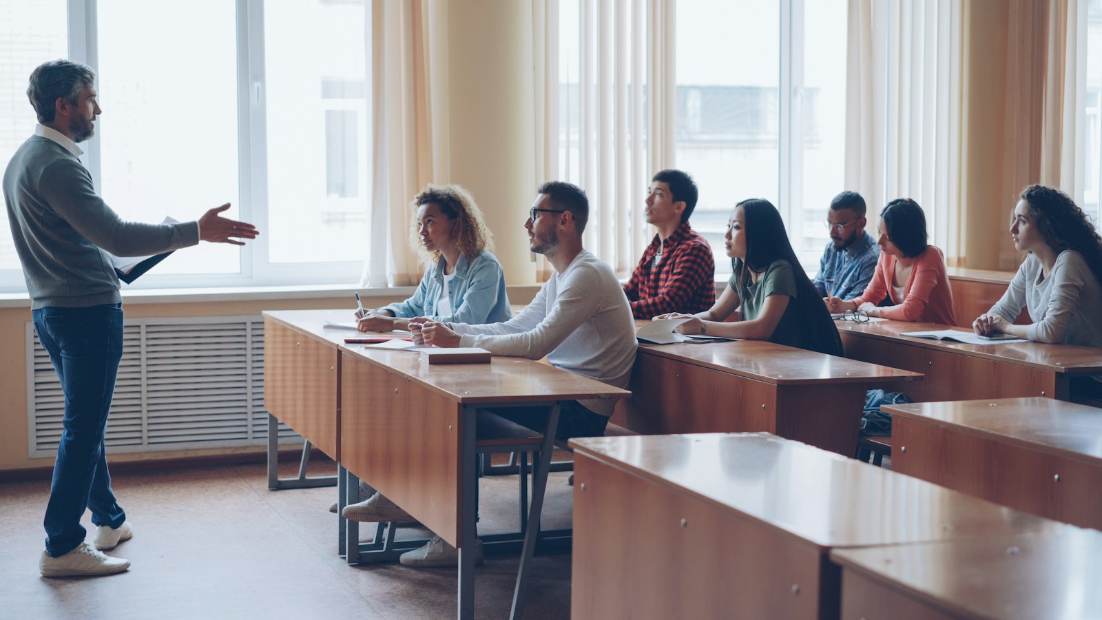 Volwassen studenten in een collegezaal van een hogeschool