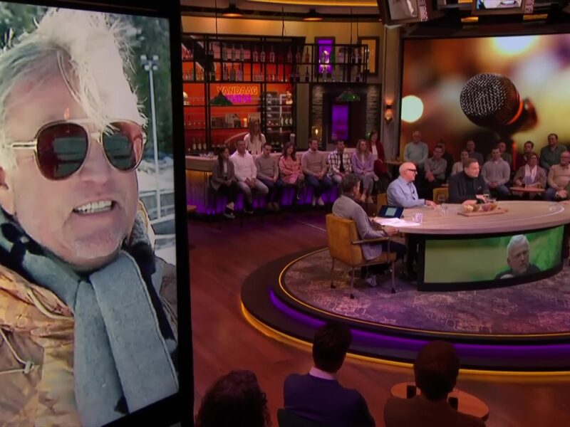 Gordon met zonnebril in beeld op het scherm in de studio van Vandaag Inside