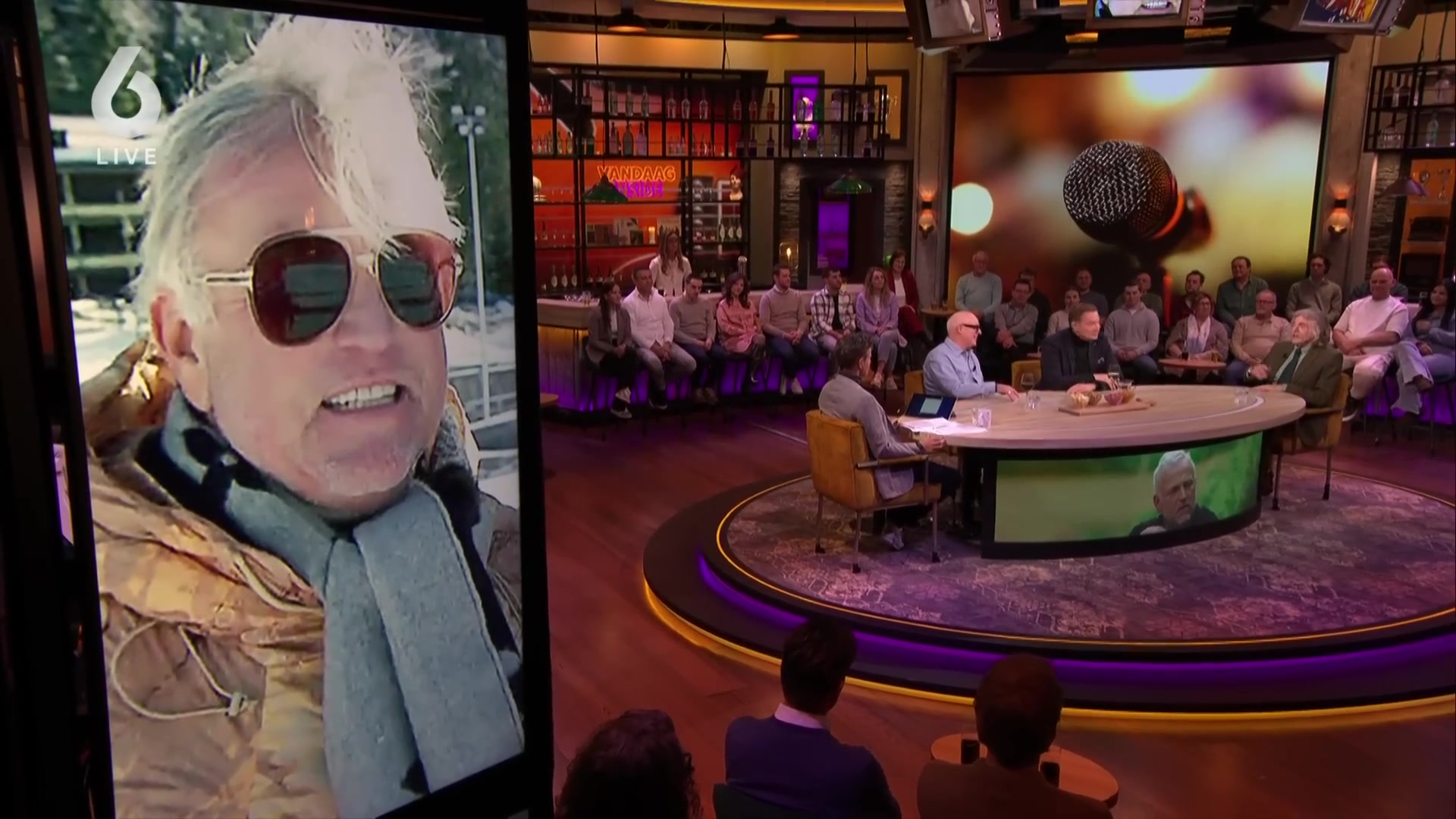 Gordon met zonnebril in beeld op het scherm in de studio van Vandaag Inside