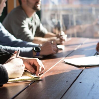 Een adviseur bespreekt loopbaanvragen met bezoekers aan een tafel