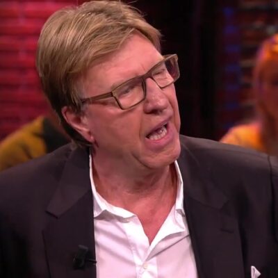Aad de Mos aan tafel als gast in een voetbalprogramma op televisie