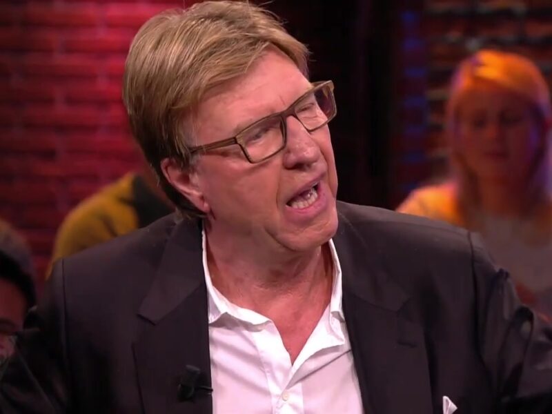 Aad de Mos aan tafel als gast in een voetbalprogramma op televisie