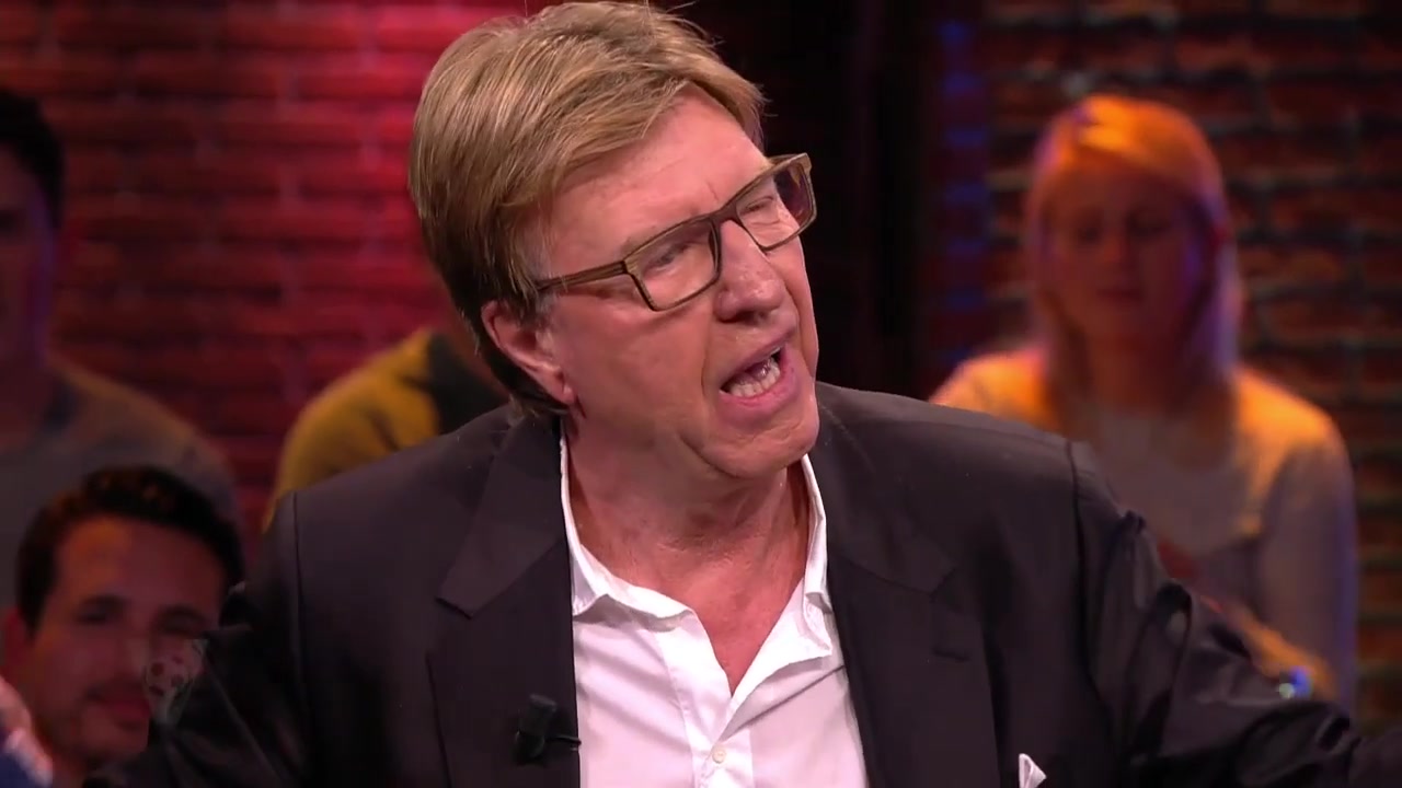 Aad de Mos aan tafel als gast in een voetbalprogramma op televisie