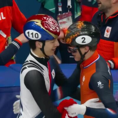 Jens van 't Wout wordt gefeliciteerd na zijn olympische titel op de 1500 meter in Milaan