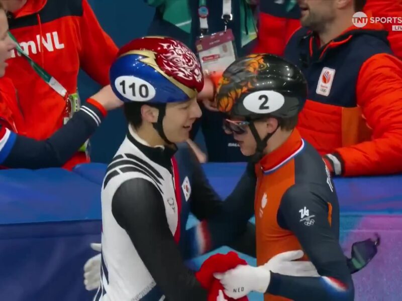 Jens van 't Wout wordt gefeliciteerd na zijn olympische titel op de 1500 meter in Milaan