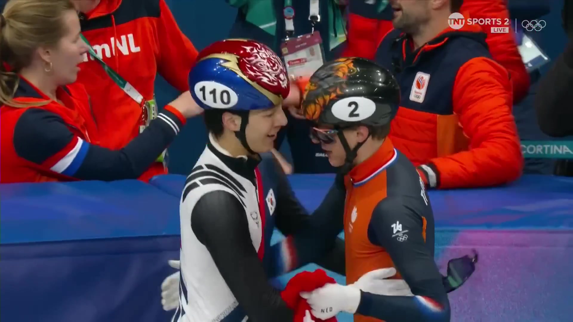 Jens van 't Wout wordt gefeliciteerd na zijn olympische titel op de 1500 meter in Milaan