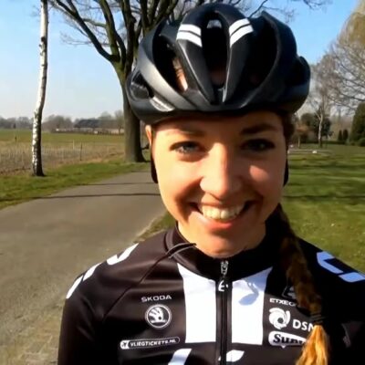 Wielrenster Sabrina Stultiens lacht in de camera tijdens een interview langs de weg