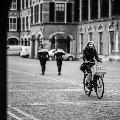 Plenaire zaal van de Tweede Kamer met lege groene zetels