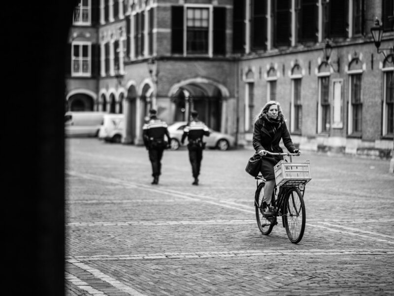 Plenaire zaal van de Tweede Kamer met lege groene zetels