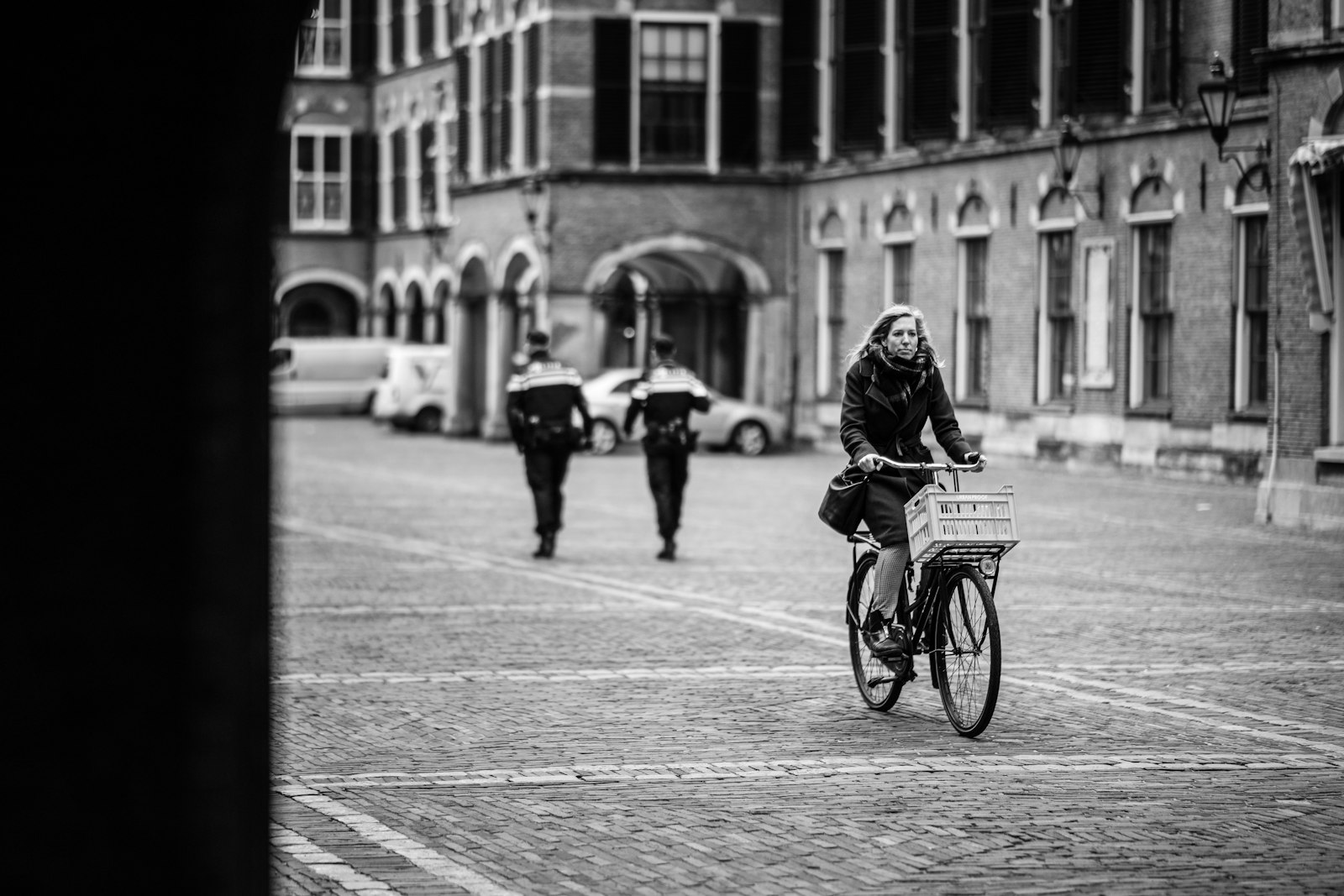 Plenaire zaal van de Tweede Kamer met lege groene zetels