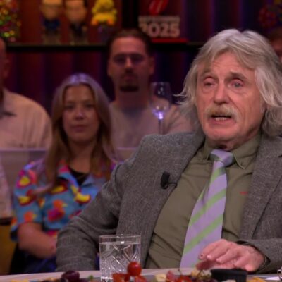 Johan Derksen aan tafel in de studio van Vandaag Inside