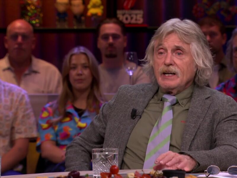 Johan Derksen aan tafel in de studio van Vandaag Inside