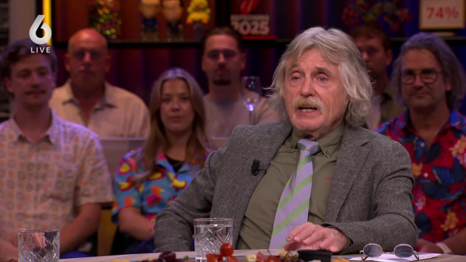 Johan Derksen aan tafel in de studio van Vandaag Inside