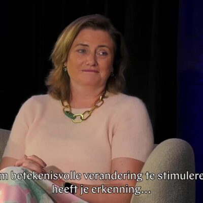 Karien van Gennip in gesprek tijdens een interview van APG Talks