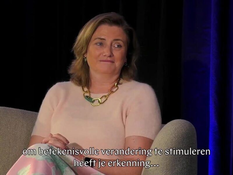 Karien van Gennip in gesprek tijdens een interview van APG Talks