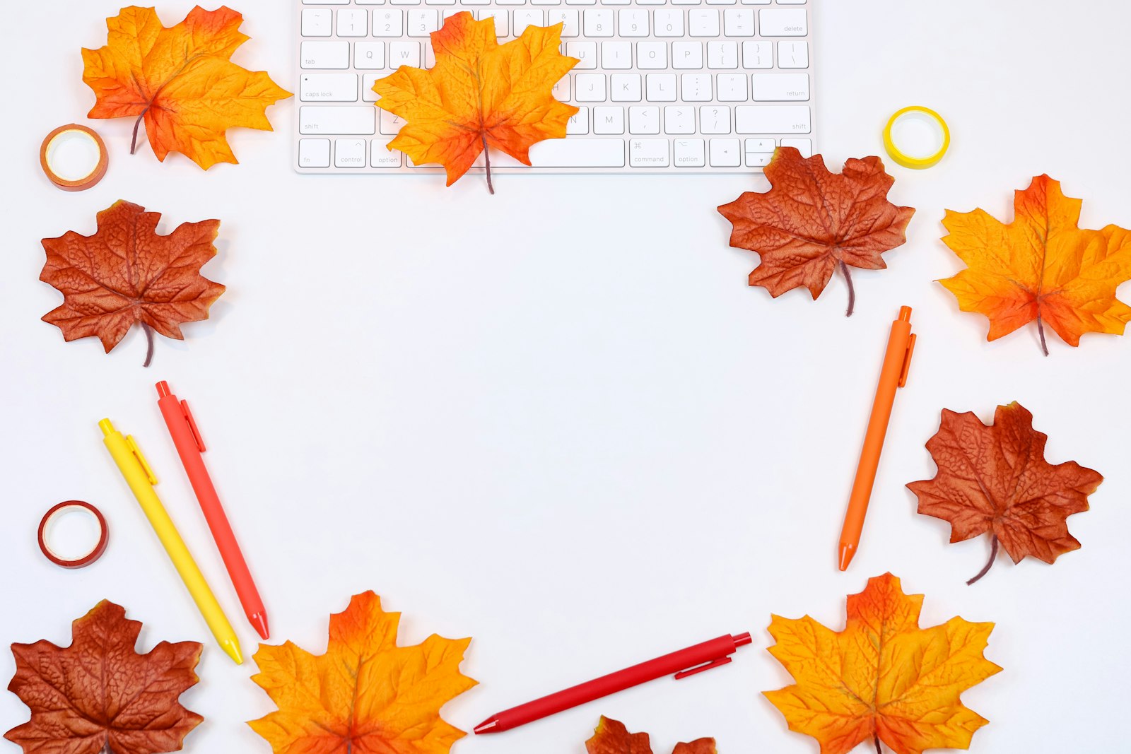 Opengeslagen agenda met een pen en een kop koffie op een houten bureau in herfstlicht