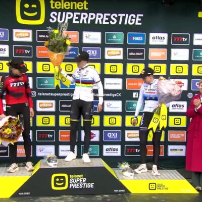 Lucinda Brand in de regenboogtrui op het hoogste podium van de Superprestige in Overijse