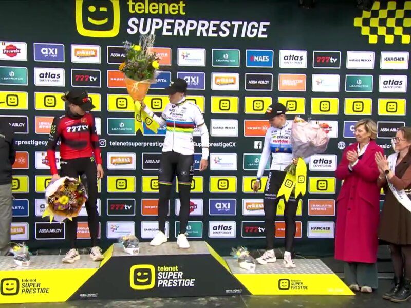 Lucinda Brand in de regenboogtrui op het hoogste podium van de Superprestige in Overijse