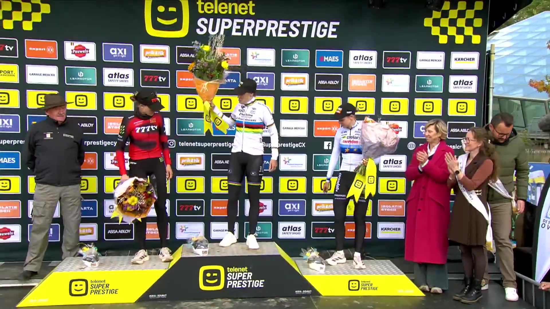 Lucinda Brand in de regenboogtrui op het hoogste podium van de Superprestige in Overijse