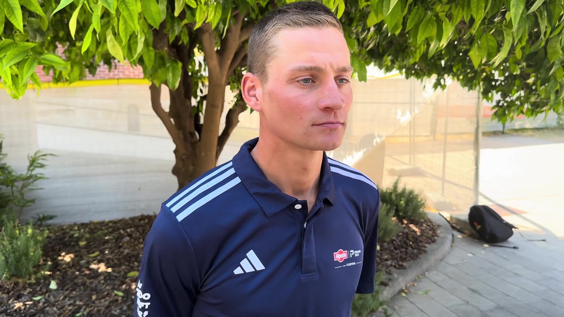 Mathieu van der Poel in een teampolo van Alpecin-Premier Tech tijdens een interview