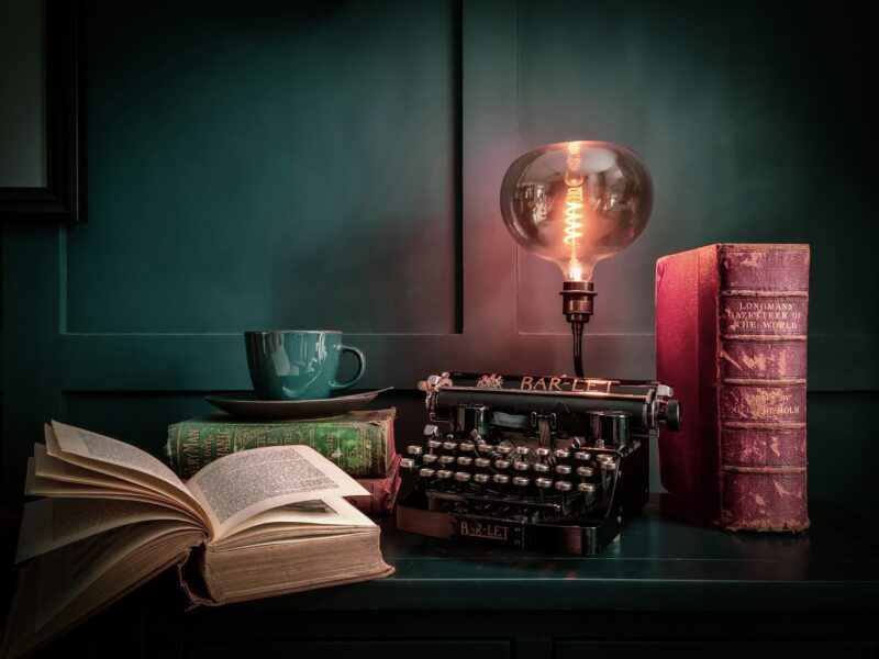 Iemand leest een boek onder een leeslamp op een herfstavond