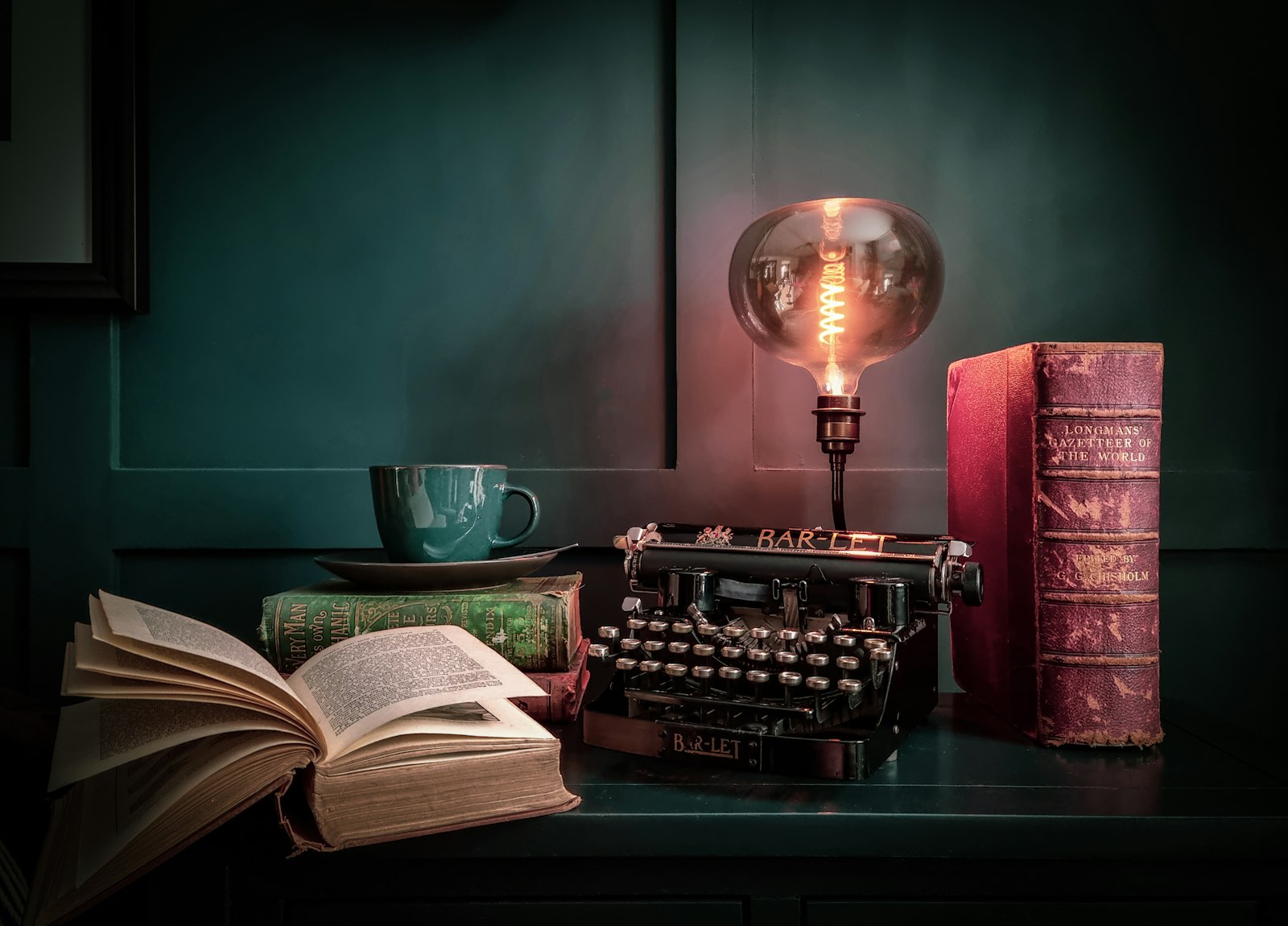 Iemand leest een boek onder een leeslamp op een herfstavond
