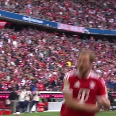 Harry Kane juicht in het rode shirt van Bayern München na een doelpunt
