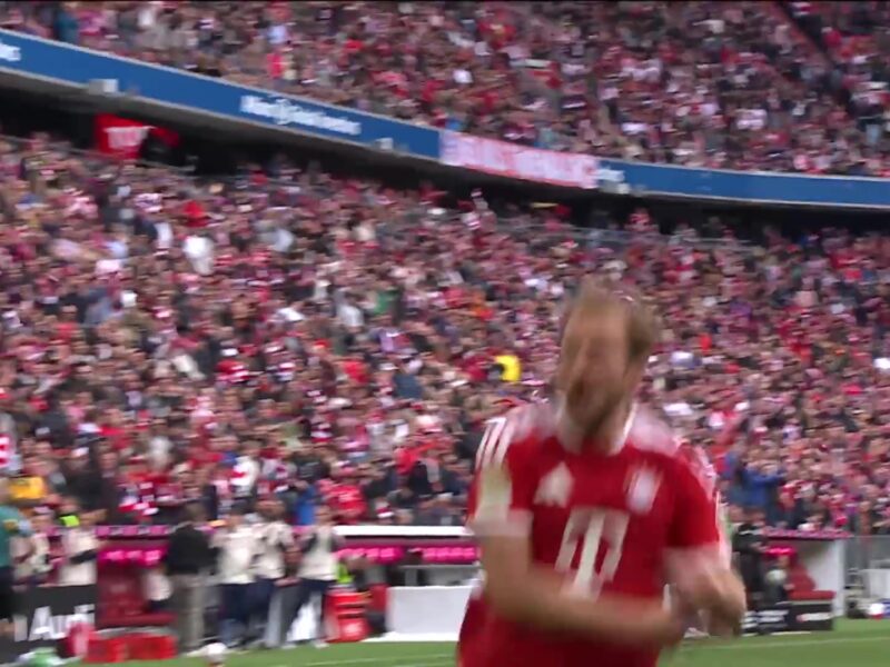 Harry Kane juicht in het rode shirt van Bayern München na een doelpunt