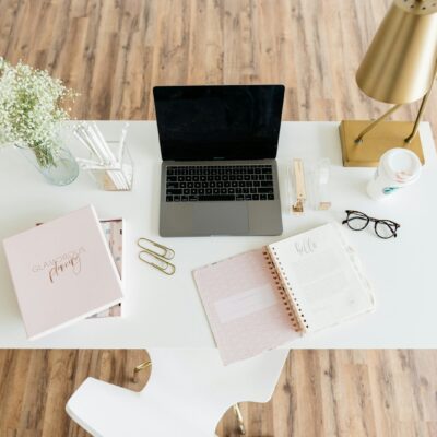 Planner en laptop op een bureau met een weekplanning
