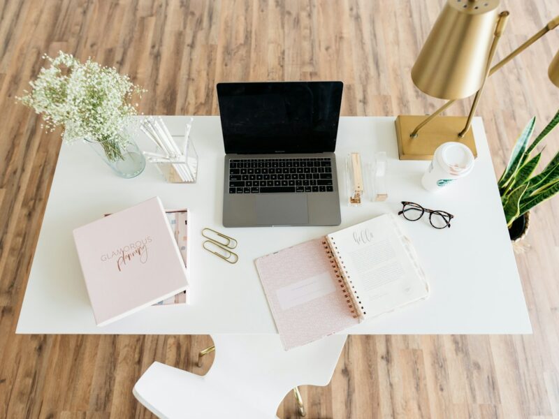 Planner en laptop op een bureau met een weekplanning