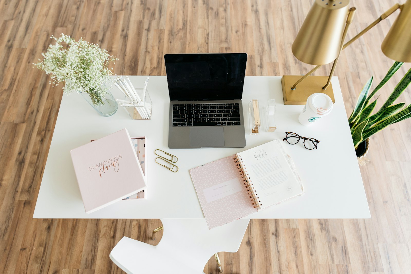 Planner en laptop op een bureau met een weekplanning