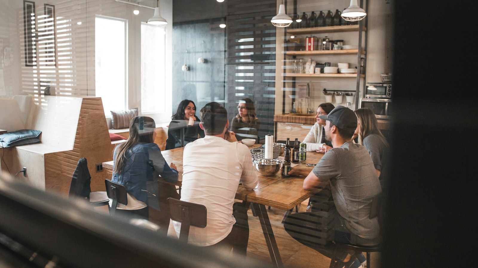 Twee collega's in een gespannen gesprek aan een vergadertafel