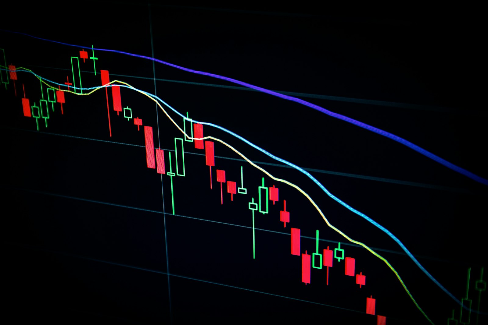 Munten en een koersgrafiek van cryptovaluta op een scherm