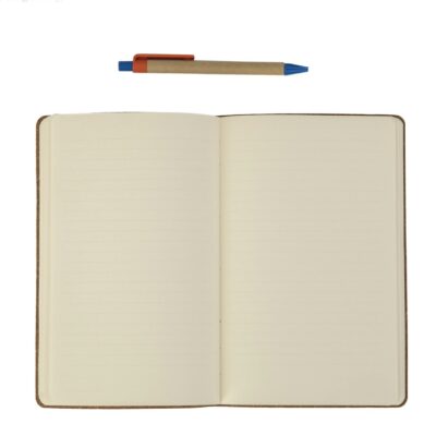 Notitieboek met woordjes en een telefoon met taalapp op een tafel