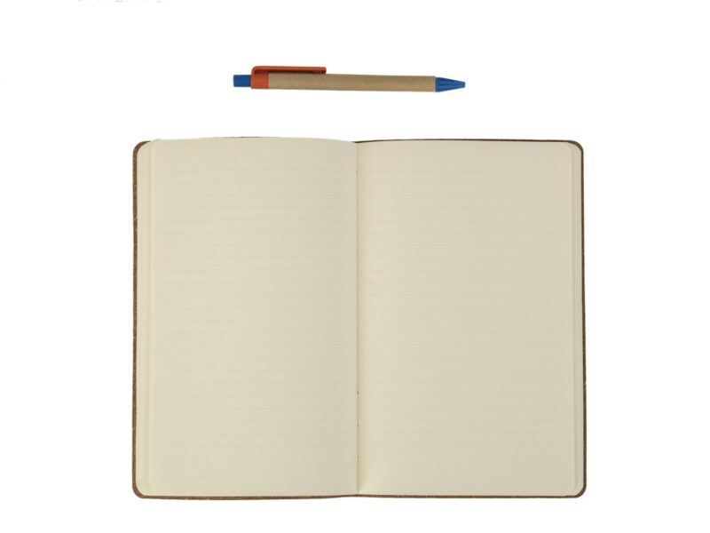 Notitieboek met woordjes en een telefoon met taalapp op een tafel