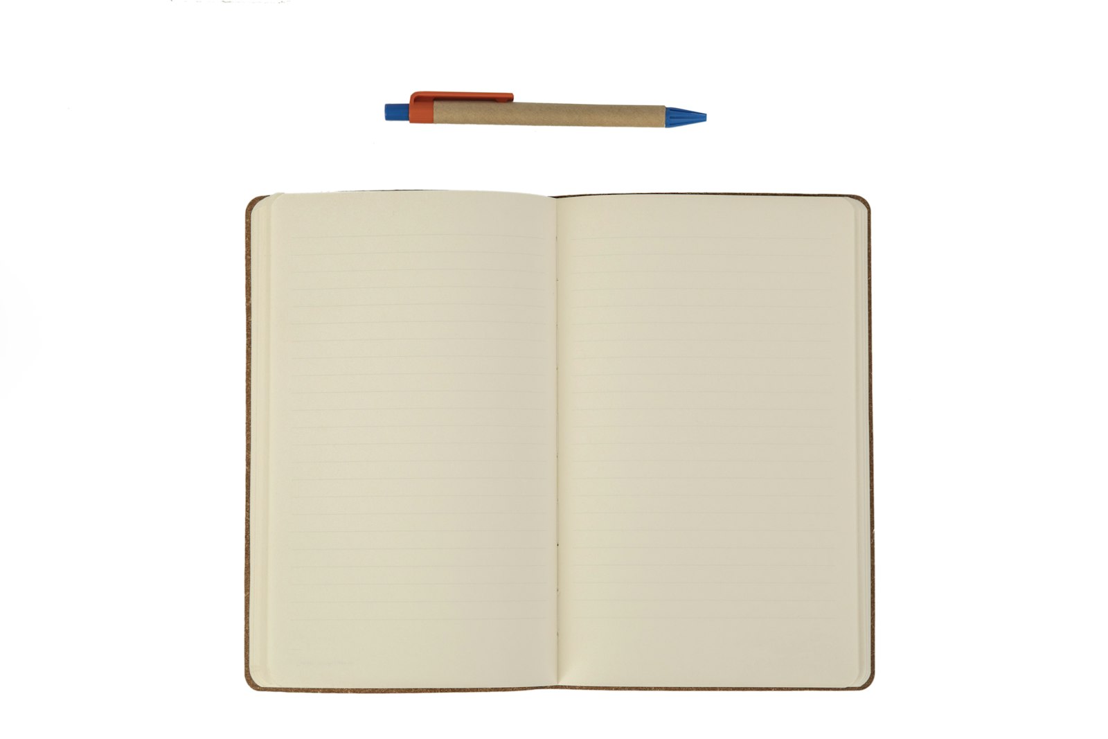Notitieboek met woordjes en een telefoon met taalapp op een tafel