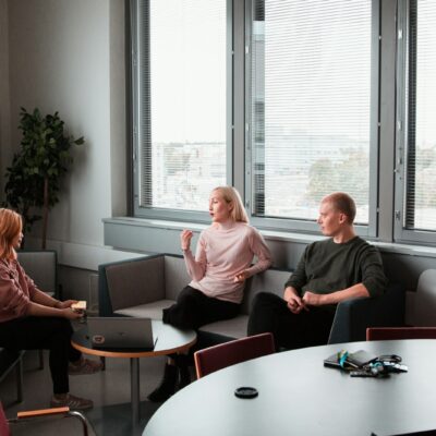 Twee collega's in gesprek aan een tafel op kantoor