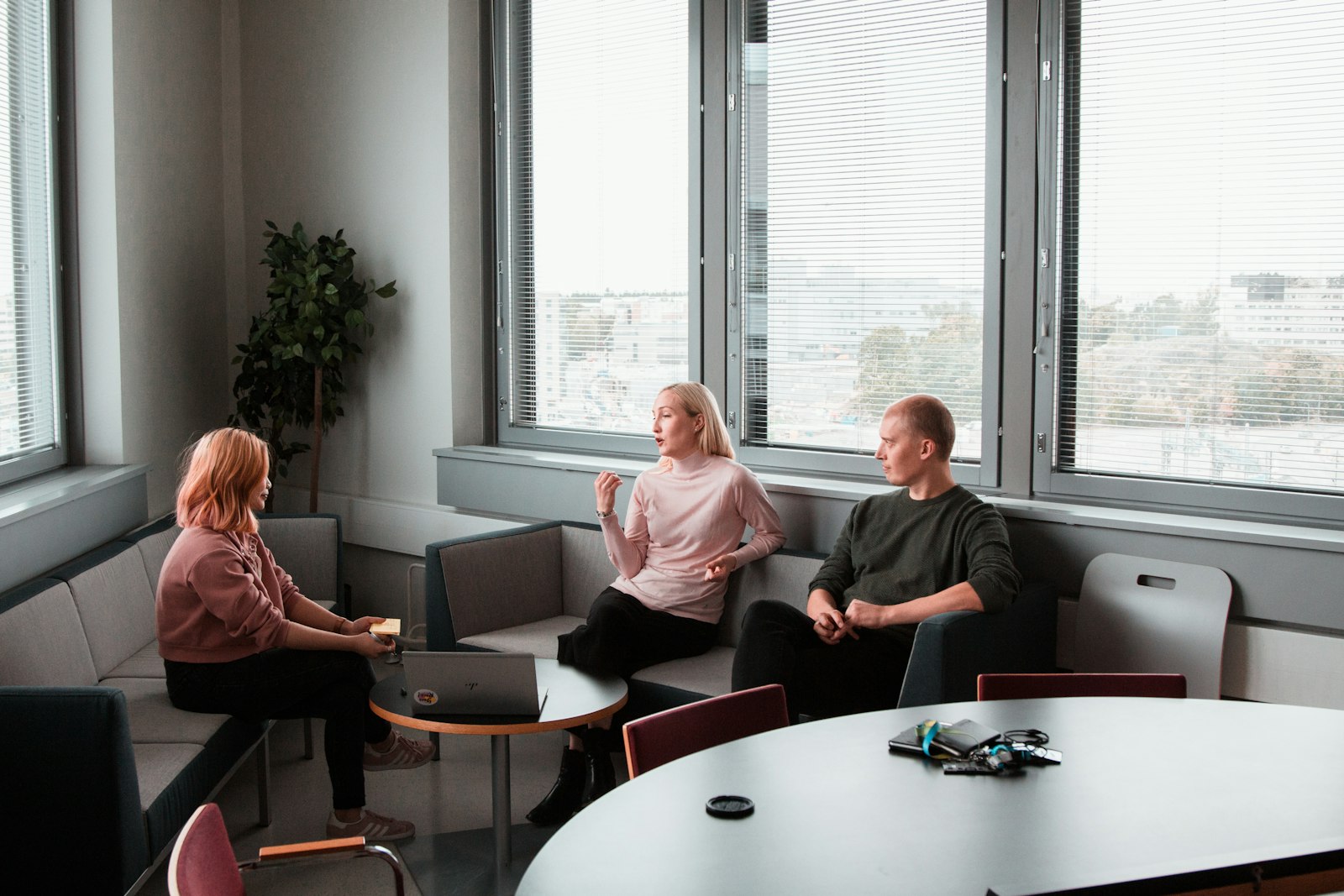 Twee collega's in gesprek aan een tafel op kantoor