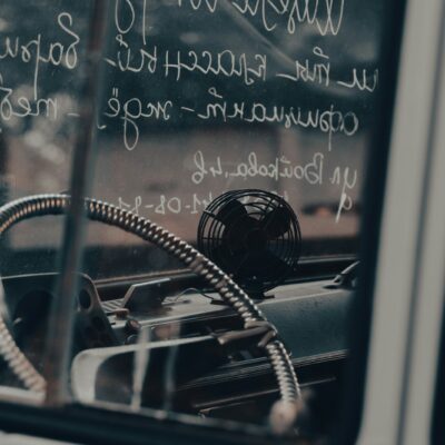 Chauffeur achter het stuur van een personenbusje
