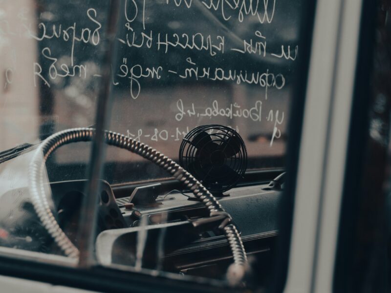 Chauffeur achter het stuur van een personenbusje