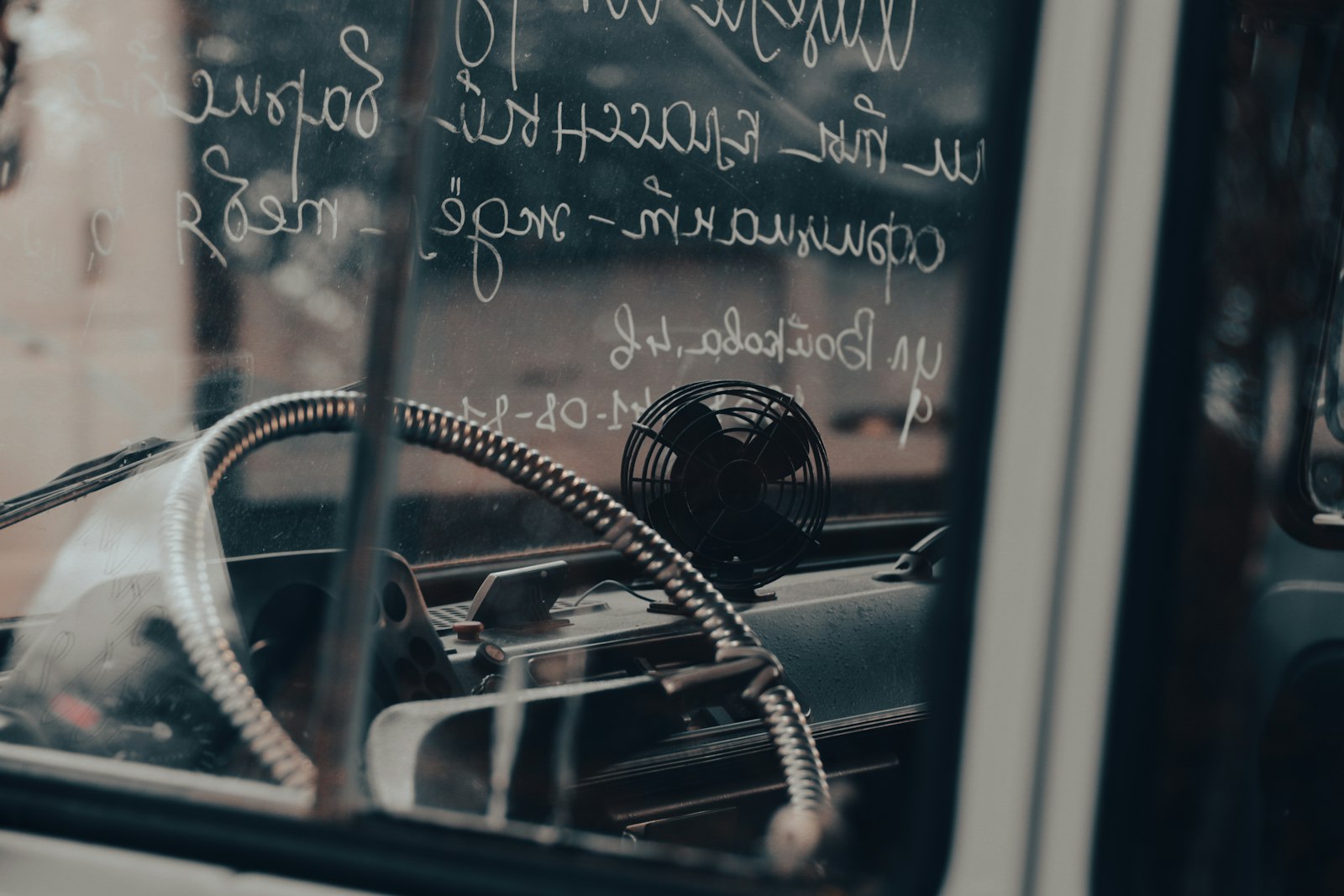 Chauffeur achter het stuur van een personenbusje